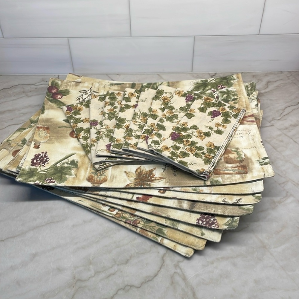Set of 8 placemats and napkinss